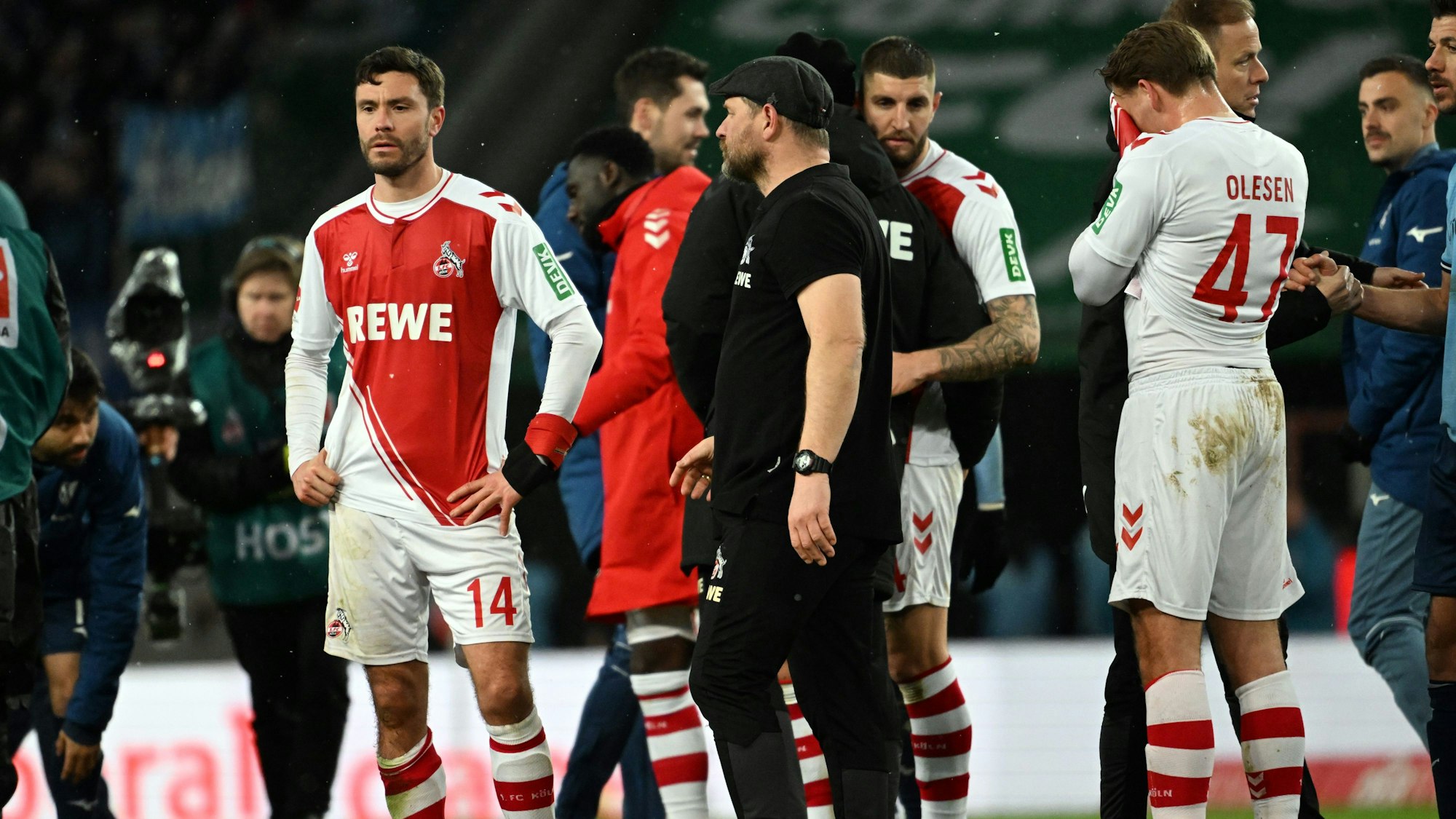 Kölns Trainer Steffen Baumgart (M) und Jonas Hector (l) stehen nach dem Spiel gegen Bochum auf dem Platz.