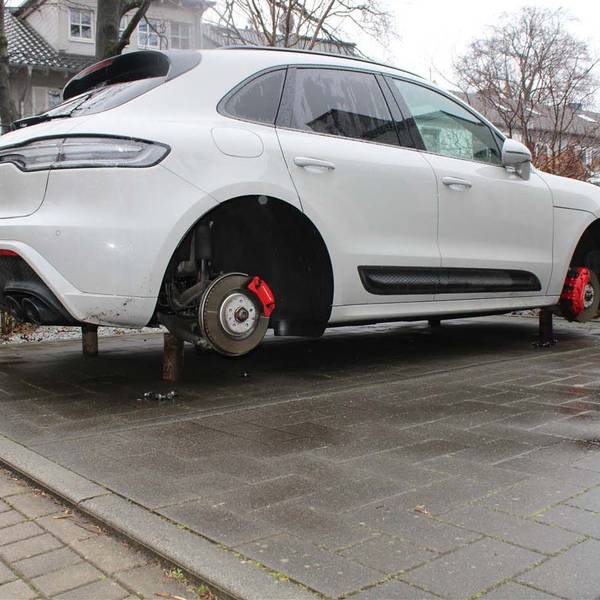 Ein weiter Porsche steht ohne Räder auf Holzblöcken aufgebockt.