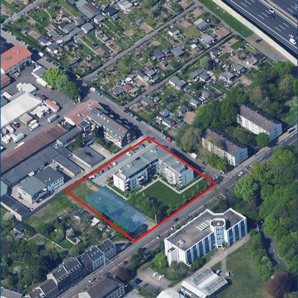 Ein Luftbild zeigt, auf welchem Grundstück das neue Haus entstehen soll.