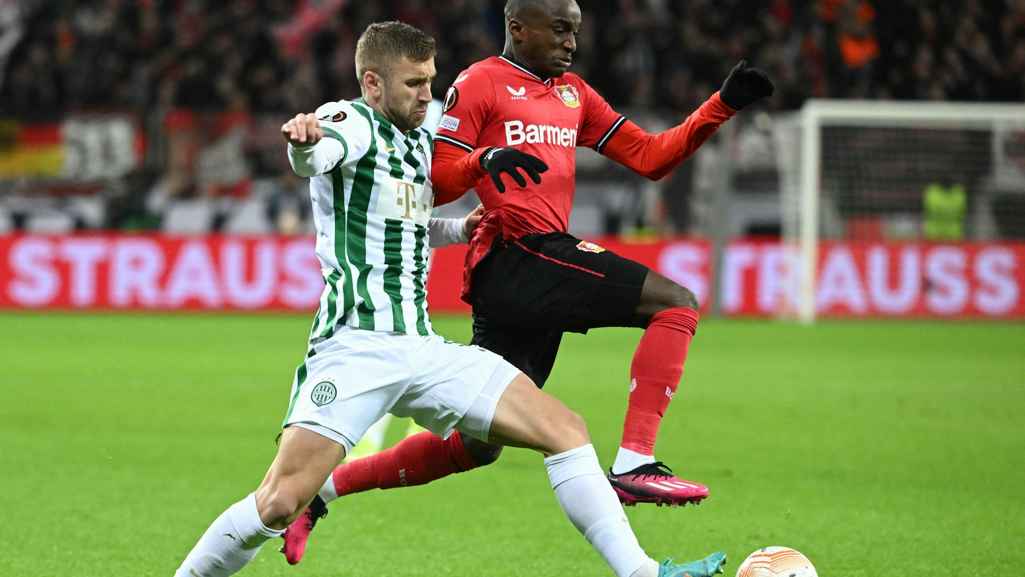 Balint Vecsei und Moussa Diaby (l.) im Zweikampf.