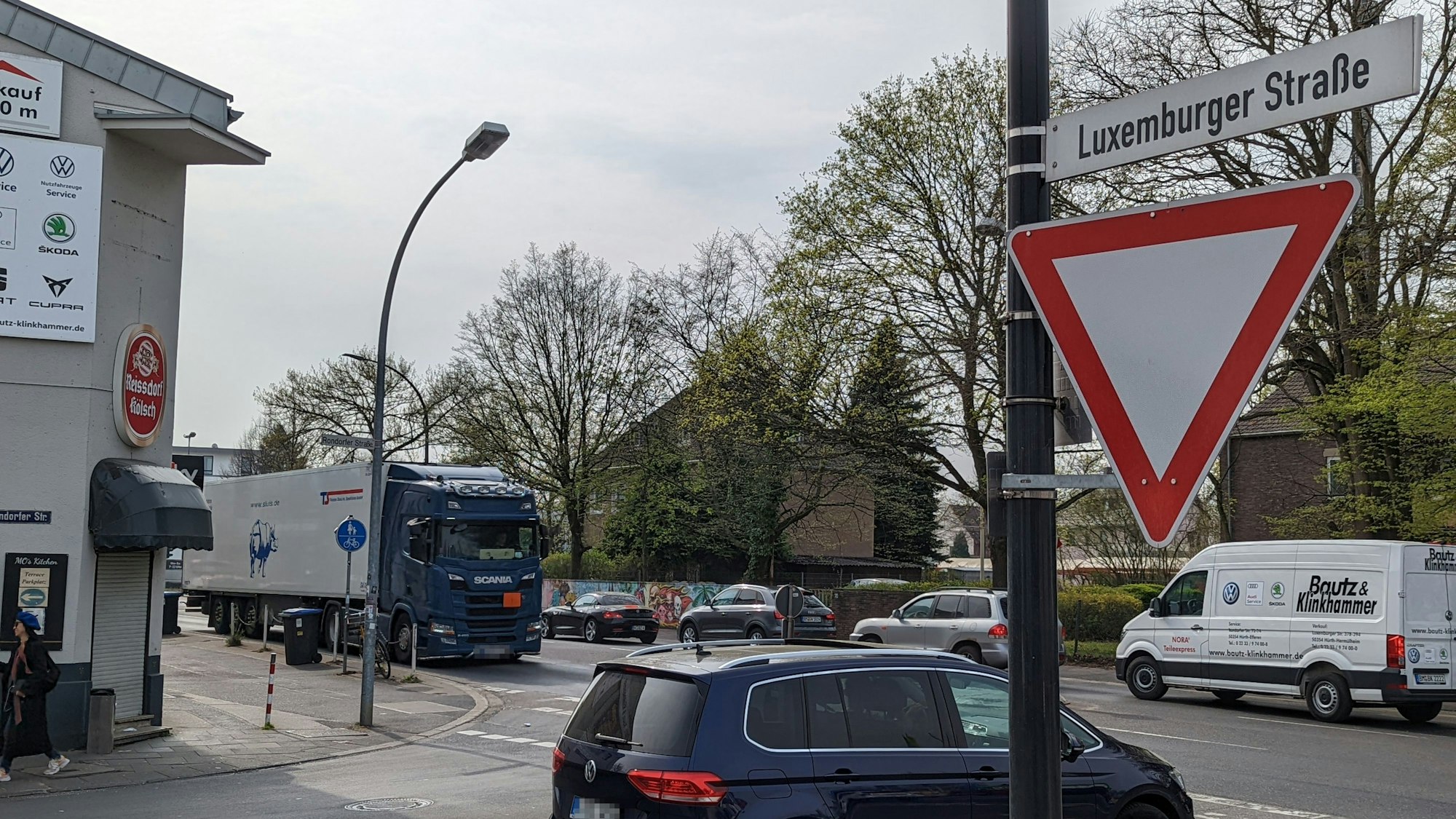 Erst wenn der Ausbau fertig ist, soll an der Kreuzung Rondorfer Straße/Luxemburger Straße eine Ampel entstehen.