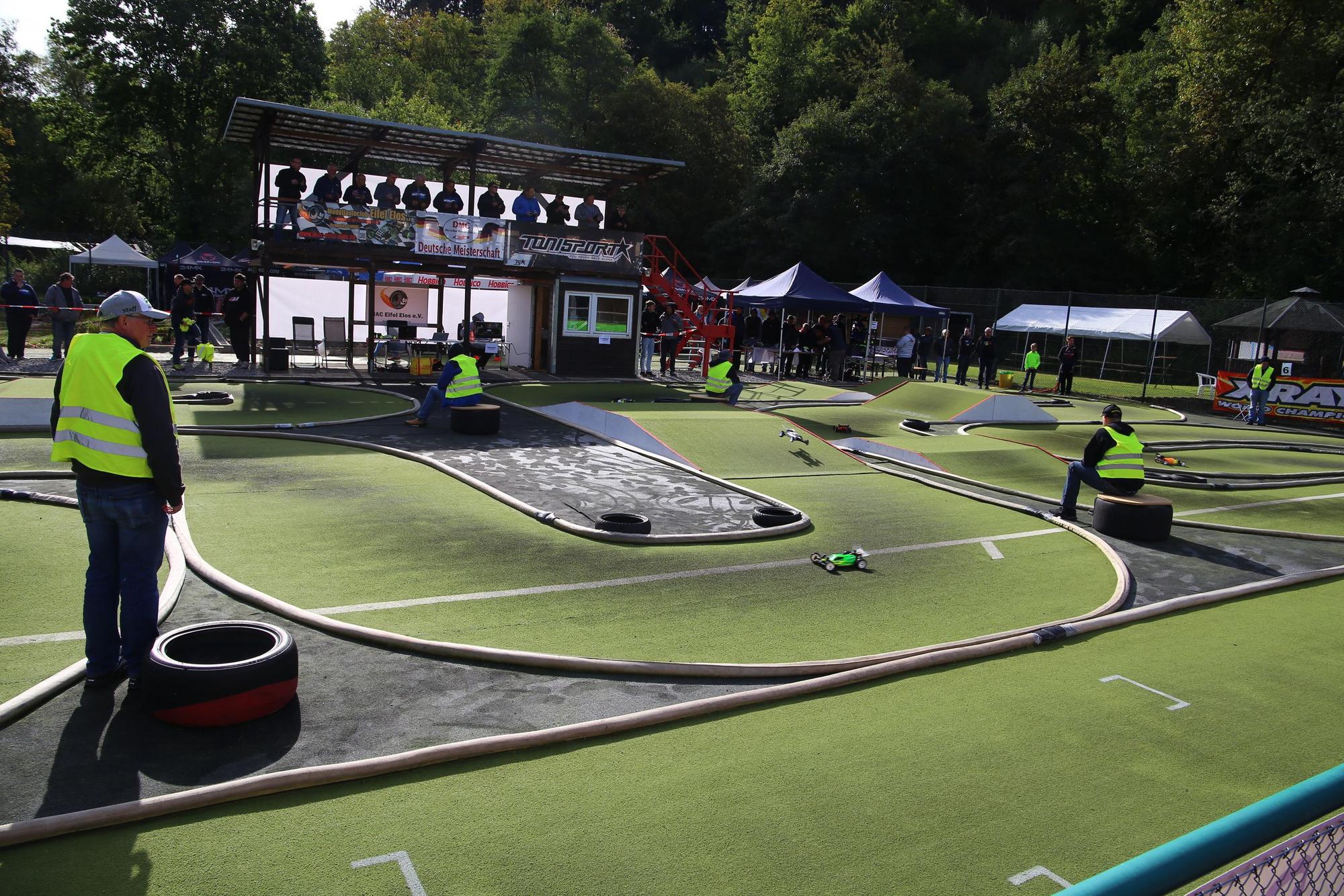 Auch internationale Rennen mit Elektro-Modellautos finden auf dem Gelände der Eifel-Elos, dem einstigen Tennisplatz in Hellenthal, statt.