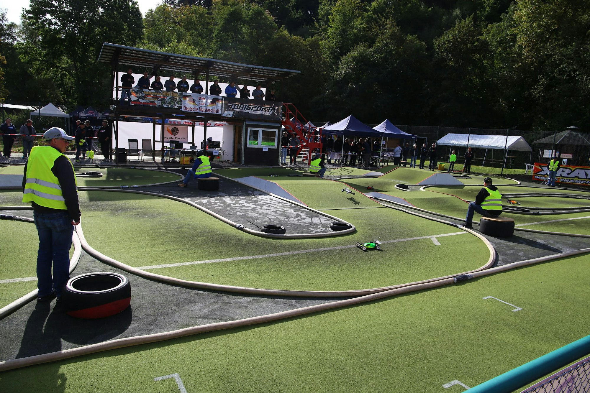 Auch internationale Rennen mit Elektro-Modellautos finden auf dem Gelände der Eifel-Elos, dem einstigen Tennisplatz in Hellenthal, statt.