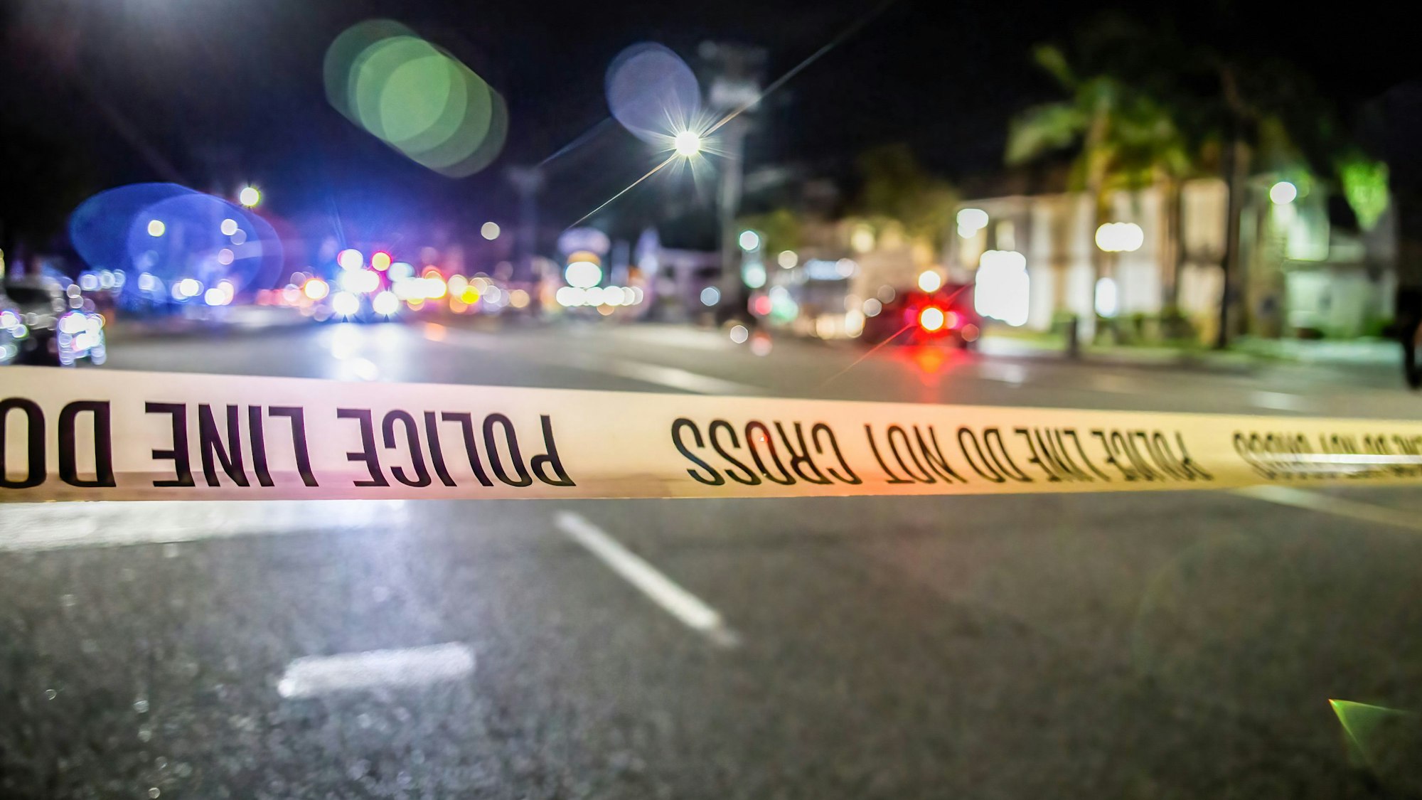 Ein Flatterband der Polizei sperrt den Bereich an einem Tatort in der Nähe eines Bürogebäudes ab. In der Stadt Orange im US-Bundesstaat Kalifornien sind mehrere Menschen durch Schüsse getötet worden. +++ dpa-Bildfunk +++