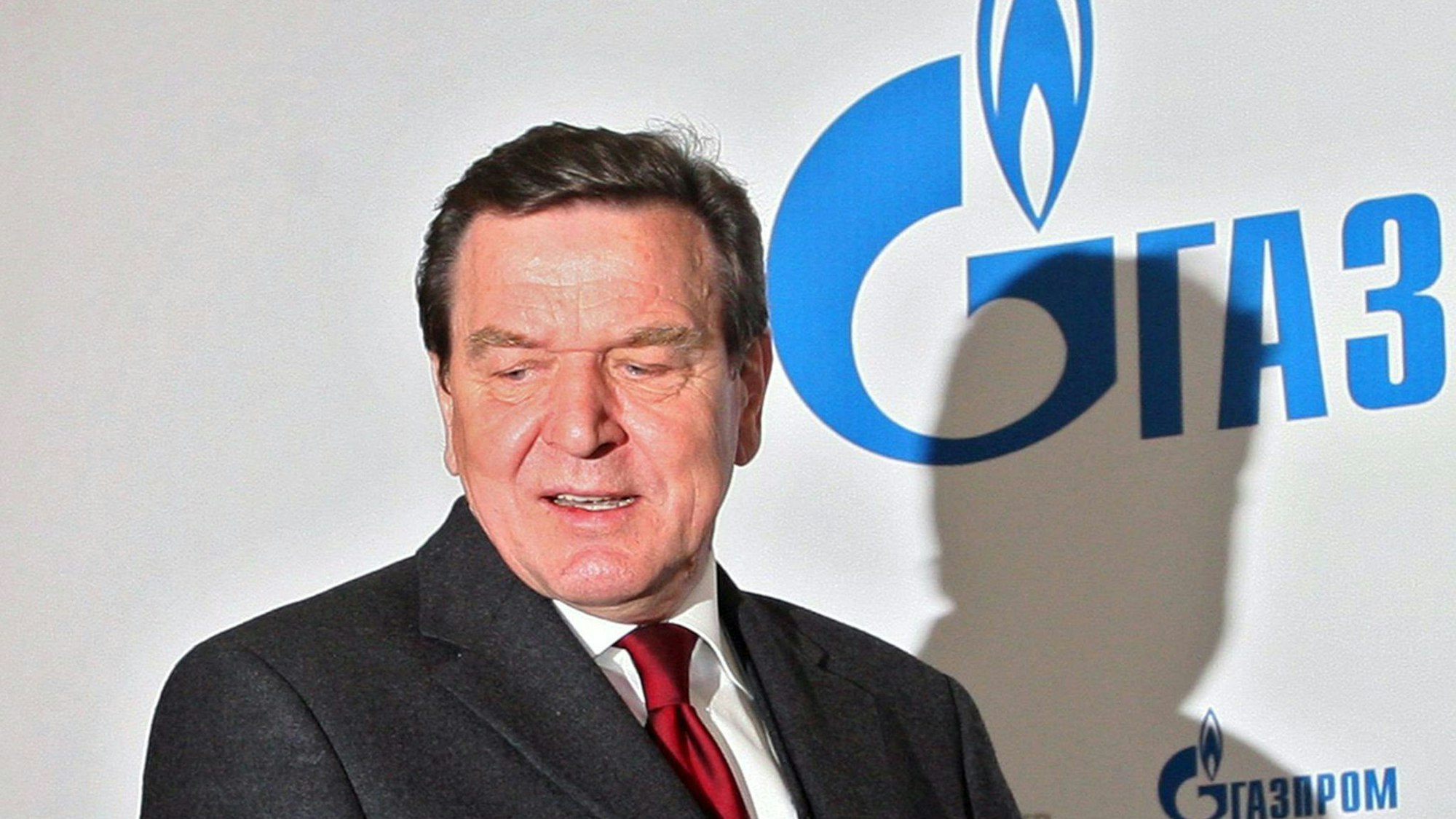 Gerhard Schröder sieht auf den Boden