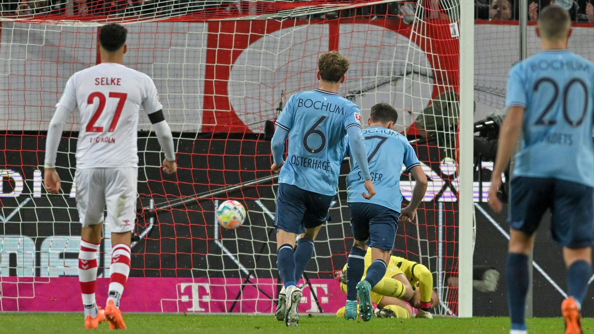 Kevin Stöge trifft gegen Köln zum 1:0 per Elfmeter