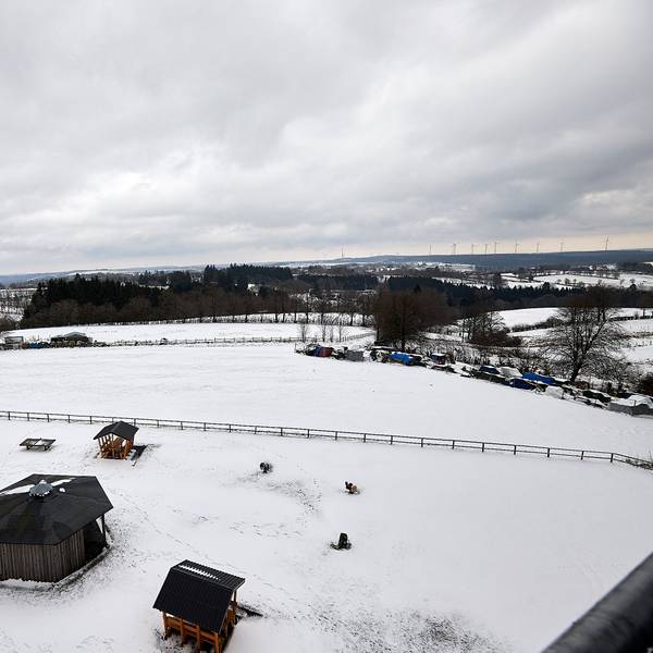 Blick aus der Vogelperspektive auf den Weißen Stein in Udenbreth. Es liegt Schnee.