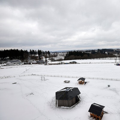 Blick aus der Vogelperspektive auf den Weißen Stein in Udenbreth. Es liegt Schnee.