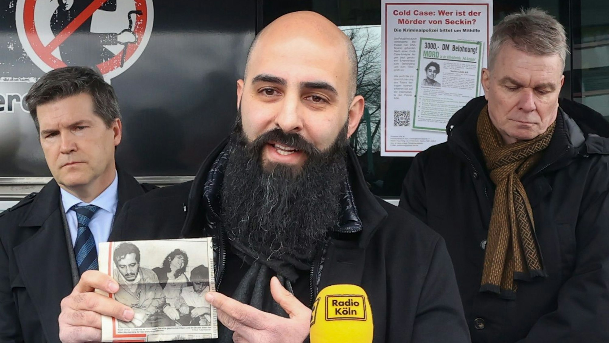 Oberstaatsanwalt Ulrich Bremer, der Bruder des Mordopfers, Basri Caglar, und Mordermittler Markus Weber bei einem Pressetermin im März 2023.