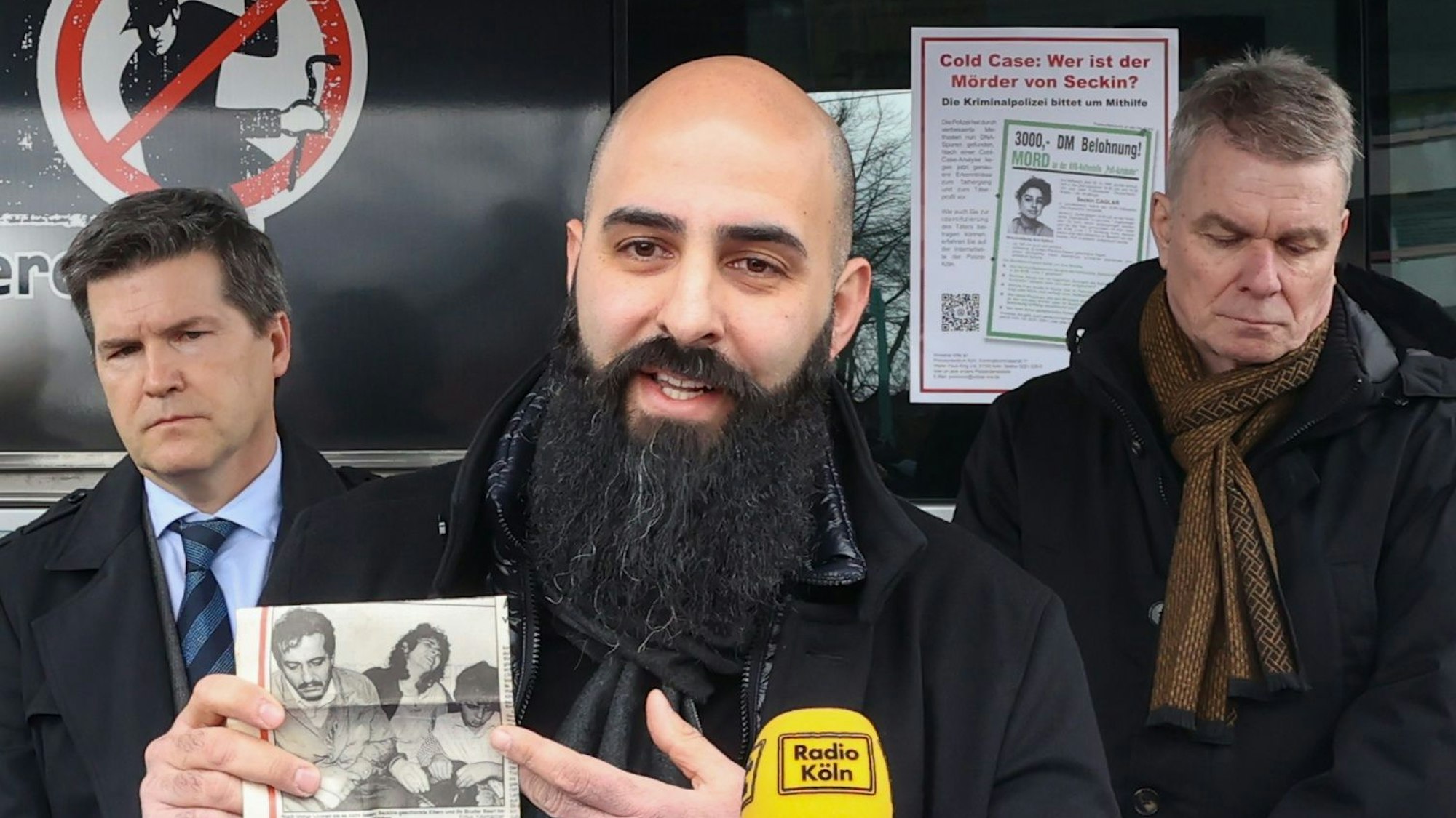 Oberstaatsanwalt Ulrich Bremer, der Bruder des Mordopfers, Basri Caglar, und Mordermittler Markus Weber bei einem Pressetermin im März 2023.
