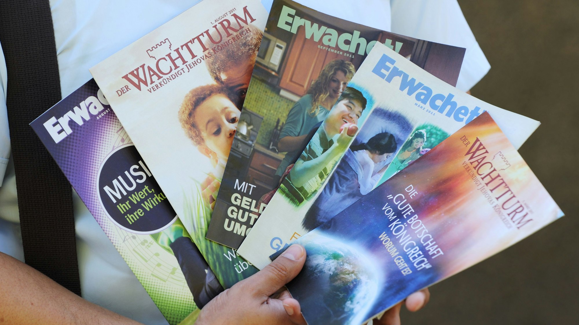 Ein Mitglied der Zeugen Jehovas hält bei Ober-Hambach (Kreis Bergstraße) Ausgaben des "Wachturm" und "Erwachet" (Foto vom 20.08.2011).
