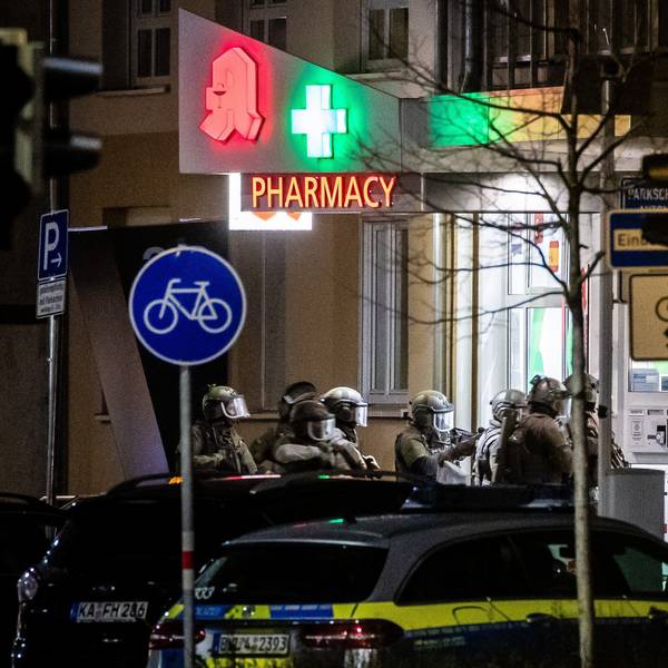 10.03.2023, Baden-Württemberg, Karlsruhe: Spezialeinsatzkräfte der Polizei stürmen eine Apotheke, in der es zu einer mutmaßlichen Geiselnahme gekommen war.