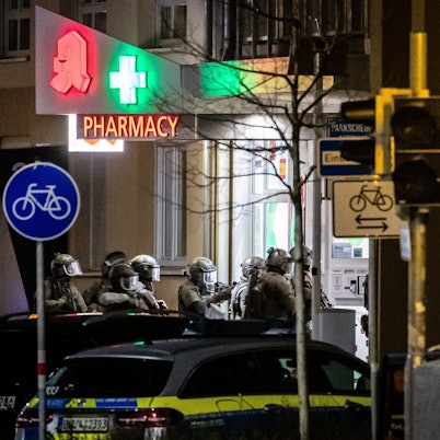 10.03.2023, Baden-Württemberg, Karlsruhe: Spezialeinsatzkräfte der Polizei stürmen eine Apotheke, in der es zu einer mutmaßlichen Geiselnahme gekommen war.