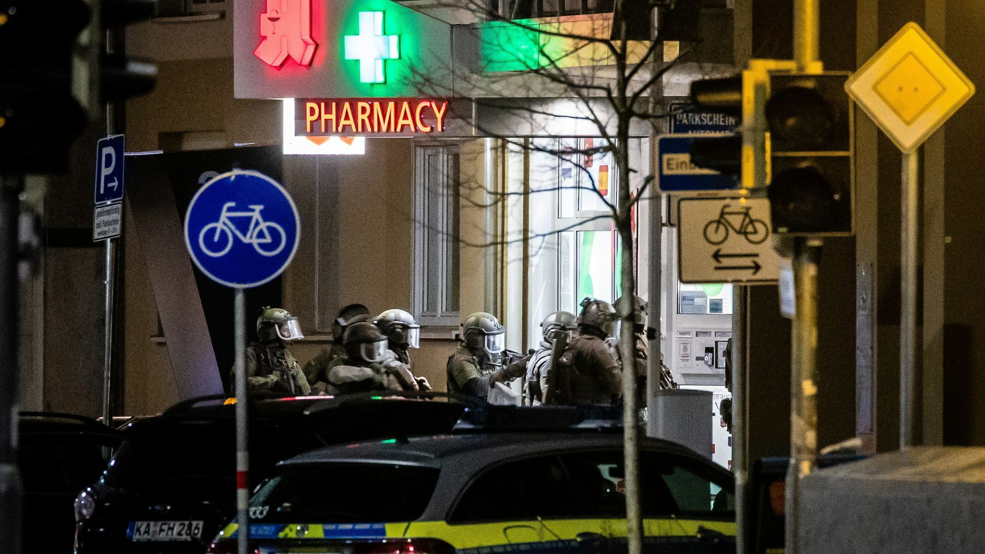 10.03.2023, Baden-Württemberg, Karlsruhe: Spezialeinsatzkräfte der Polizei stürmen eine Apotheke, in der es zu einer mutmaßlichen Geiselnahme gekommen war.