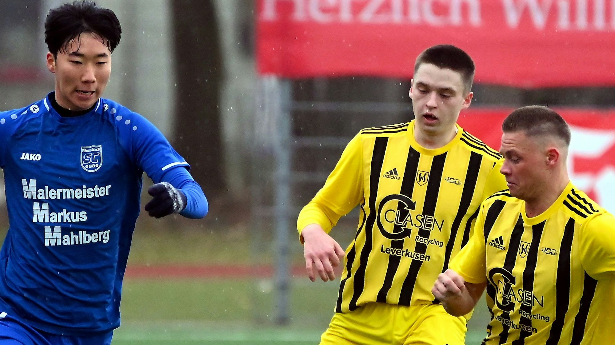 05.03.2023, Fussball-SV Schlebusch - SC Rheinbach
links: Yeontek Hong (Rheindorf)
mitte: Mike Hessel (Schlebusch)
rechts: Jakob Steinebach (Schlebusch)
Foto: Uli Herhaus