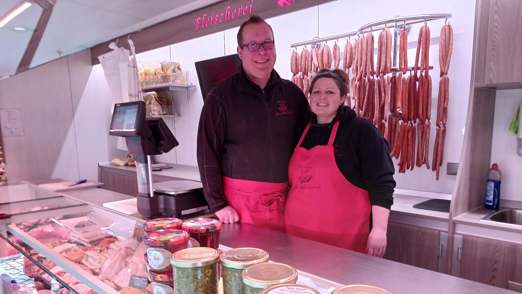 Verkaufswagen der Metzgerei Max Herchenbach auf dem Siegburger Markt