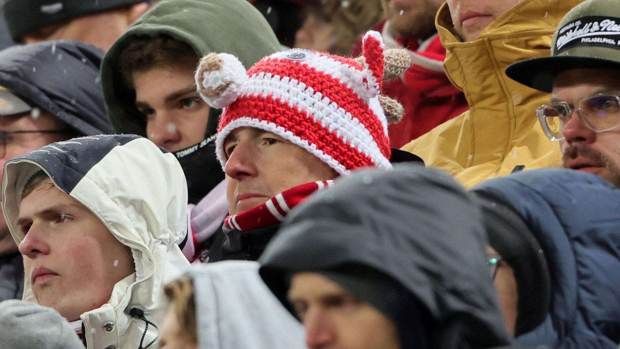 Ein FC-Fan trägt die Häkel-Hennes-Mütze im Rhein-Energie-Stadion