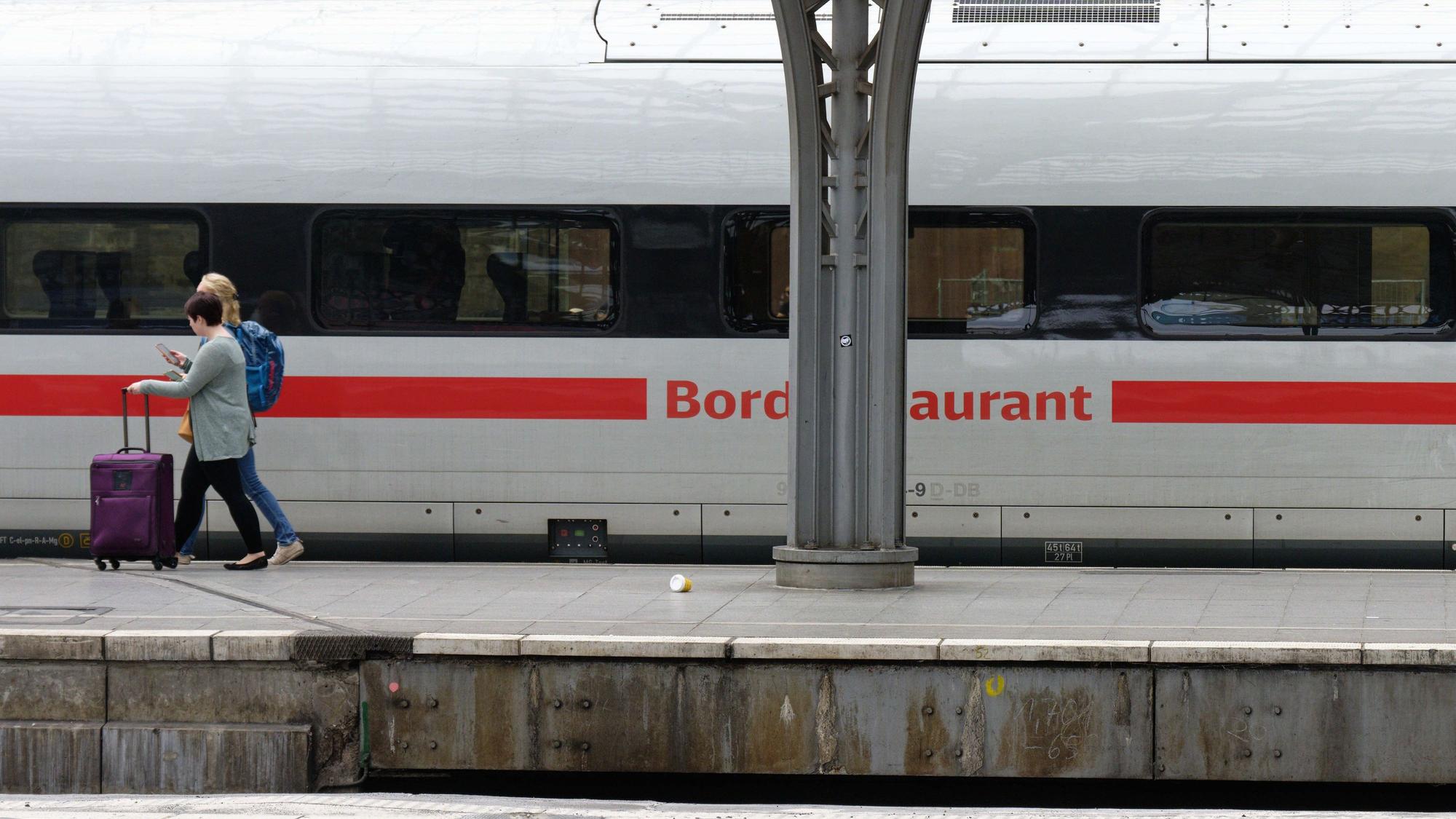 Reisende steigen auf einem Bahnsteig im Hauptbahnhof Köln. Für den kommenden Freitag wurden offenbar neue Streiks der Gewerkschaft der Eisenbahn- und Verkehrsgewerkschaft (EVG) angekündigt.