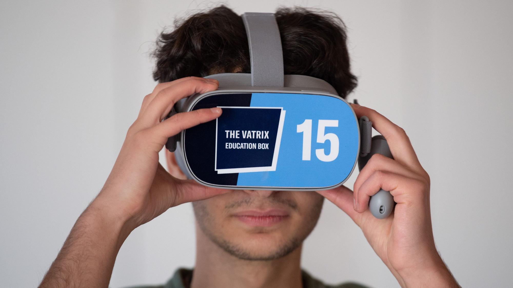 Ein Schüler testet mit einer VR Brille (Virtual Reality) ein Lernspiel.