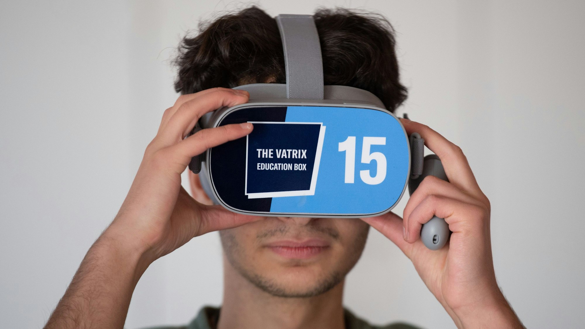 Ein Schüler testet mit einer VR Brille (Virtual Reality) ein Lernspiel.