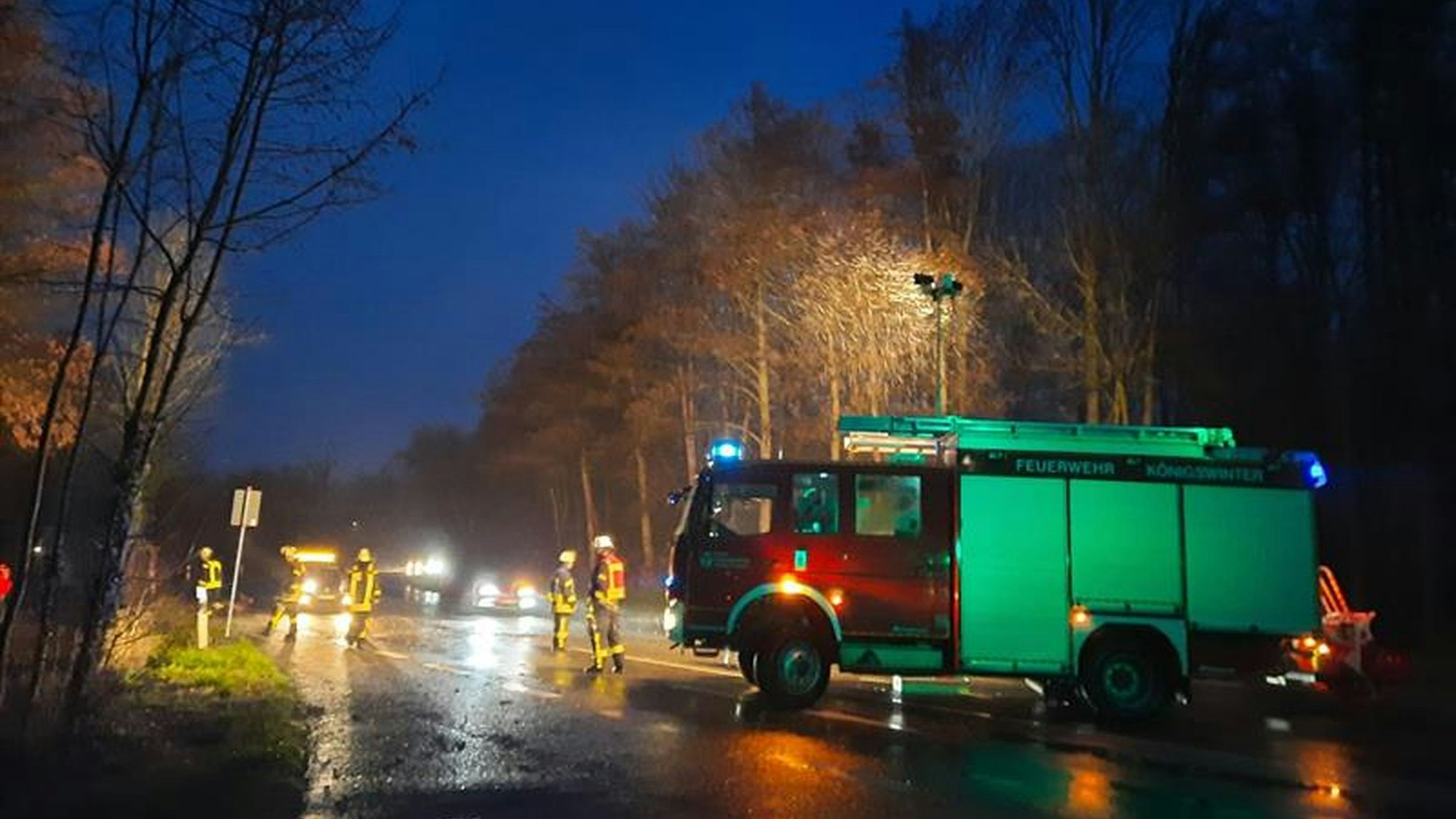 In Königswinter beseitigte der Löschzug Uthweiler auf der Umgehungsstraße in Oberpleis umgestürzte Bäume.