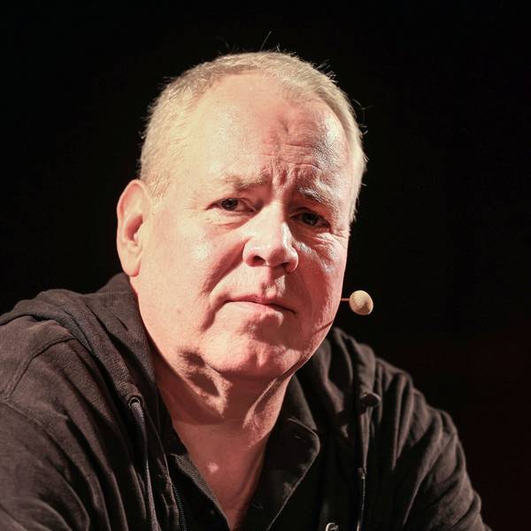 Bret Easton Ellis, US-amerikanischer Schriftsteller, sitzt bei einer Lesung beim Literaturfestival lit.Cologne auf der Bühne der Nippeser Kulturkirche. Er trägt ein schwarzes Sweatshirt mit Kapuze.