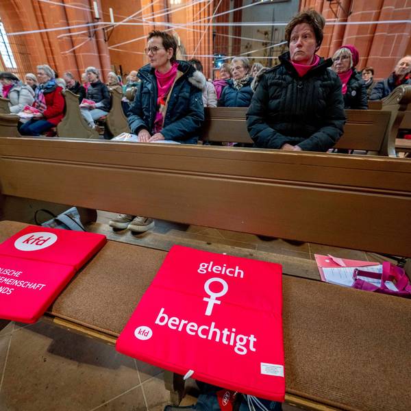 Ein rotes Sitzkissen auf einer Bank im Frankfurter Dom mit der Aufschrift „gleich berechtigt“ und dem Frauen-Symbol weist auf die Forderung des kirchlichen Reformprozesses „Synodaler Weg“ hin, die Weiheämter in der katholischen Kirche für Frauen zu öffnen.