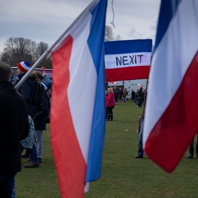 Demonstranten nehmen mit niederländischen Fahnen, die auf dem Kopf stehen und von denen eine die Aufschrift «Nexit» (Austritt der Niederlande aus der EU) trägt, an einem Protest der Bauernverbände gegen die Regierung teil.