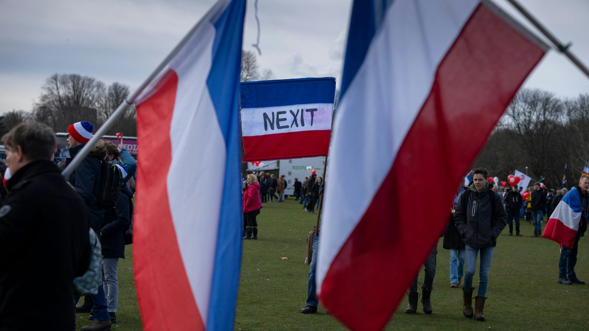 Demonstranten nehmen mit niederländischen Fahnen, die auf dem Kopf stehen und von denen eine die Aufschrift «Nexit» (Austritt der Niederlande aus der EU) trägt, an einem Protest der Bauernverbände gegen die Regierung teil.