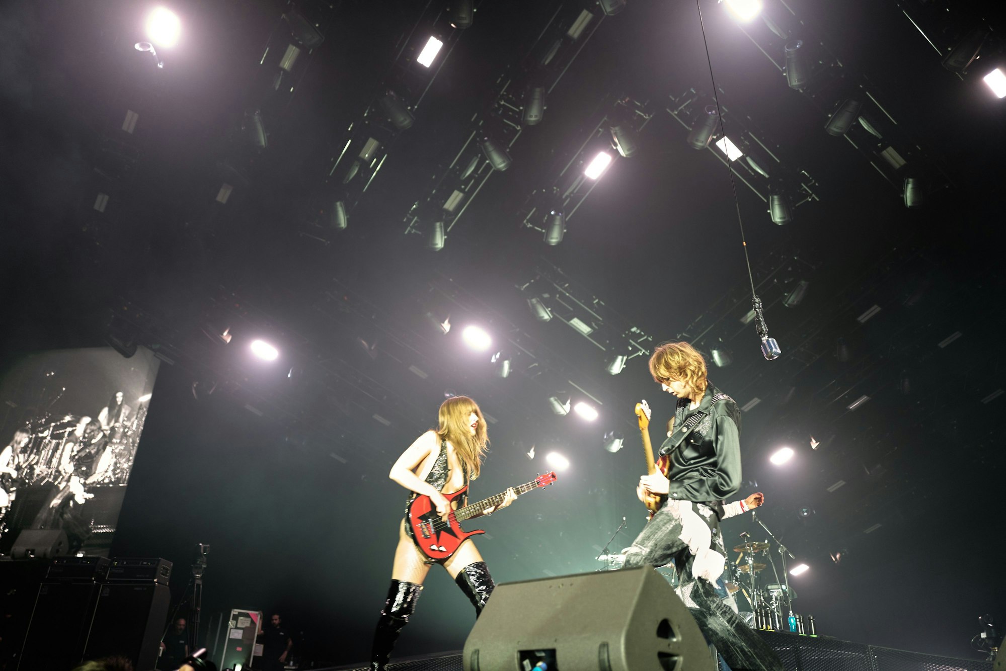 Bassistin Victoria De Angelis und Gitarrist Thomas Raggi stehen sich gegenüber und spielen ihre Instrumente.