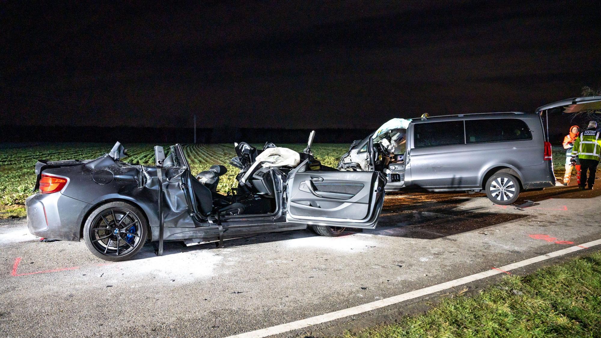 Zwei Fahrzeugwracks stehen auf der Straße am Ostring in Eggenstein nach einem schweren Unfall, bei dem fünf Menschen ums Leben gekommen sind.