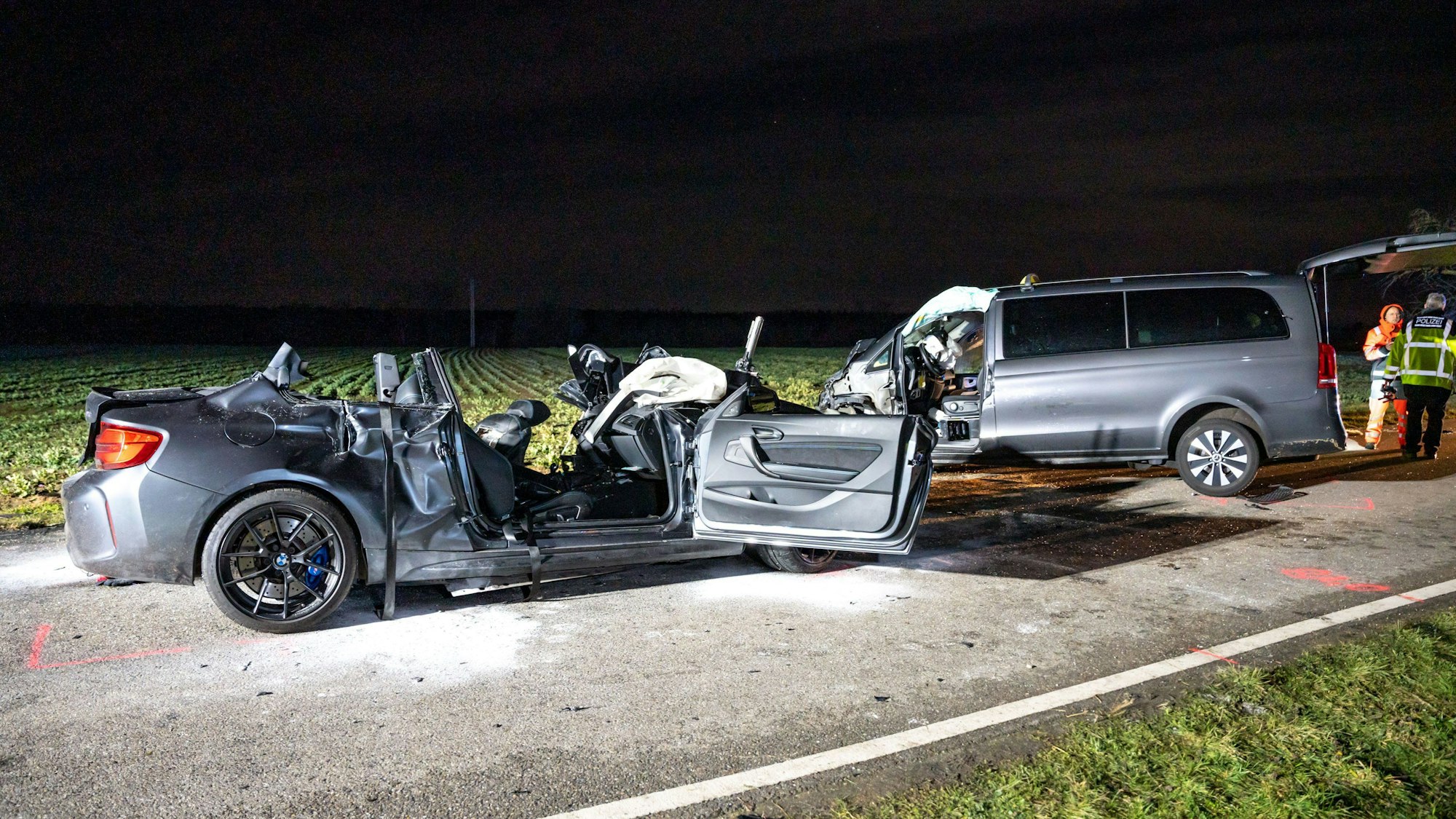 Zwei Fahrzeugwracks stehen auf der Straße am Ostring in Eggenstein nach einem schweren Unfall, bei dem fünf Menschen ums Leben gekommen sind.