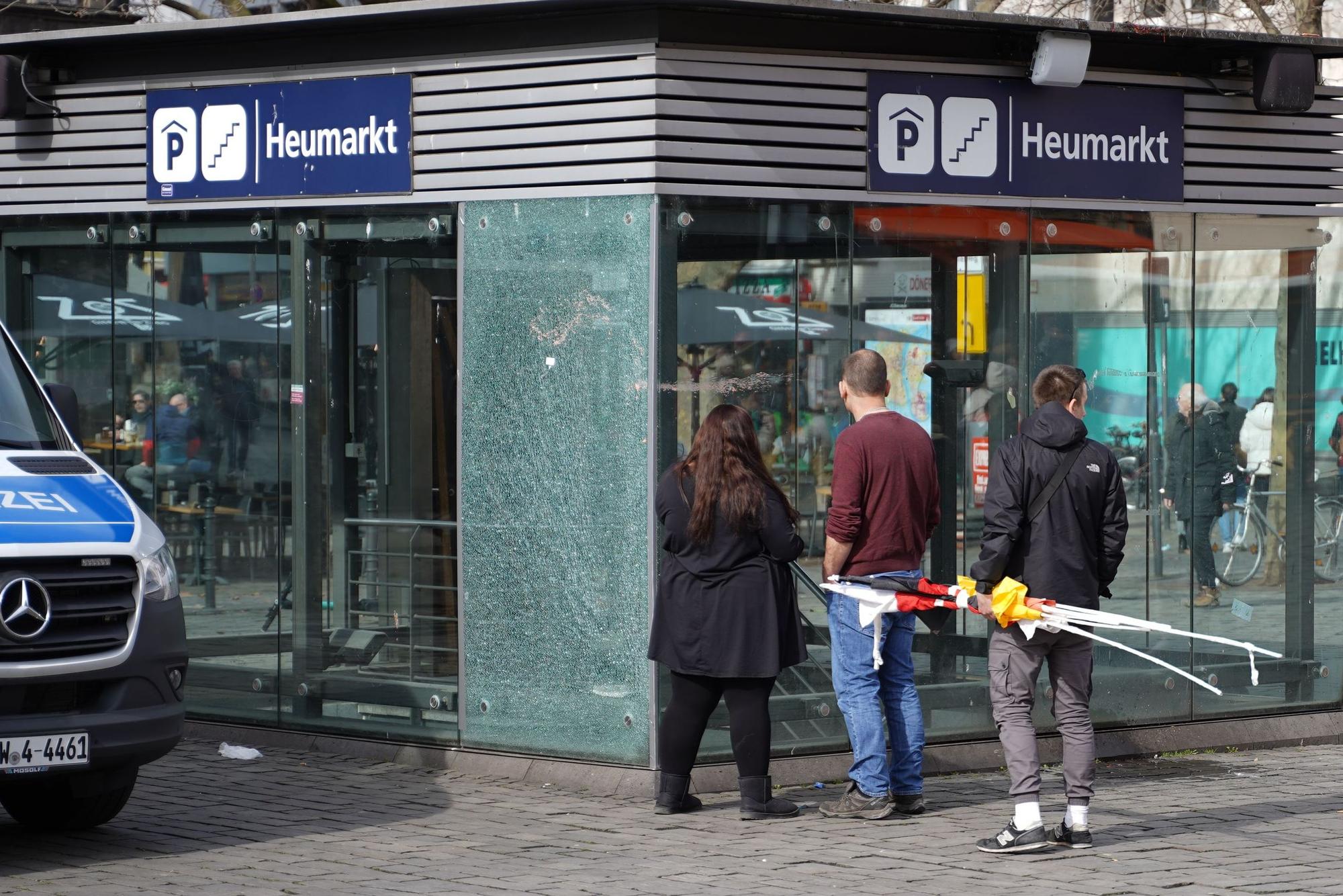 Drei „Deutsche Patrioten“ auf dem Heumarkt.