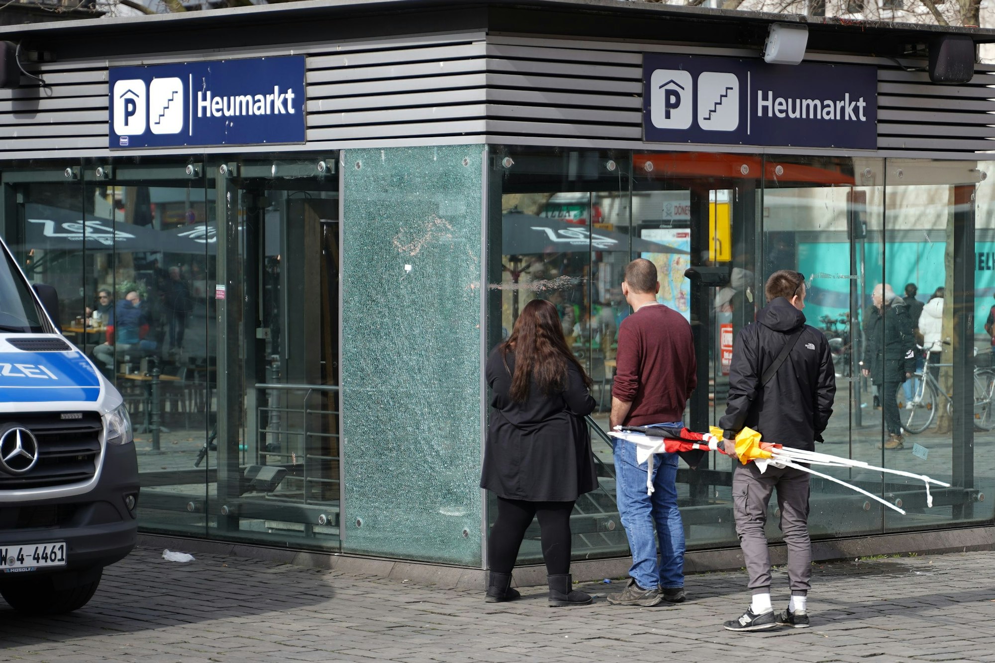 Drei „Deutsche Patrioten“ auf dem Heumarkt.