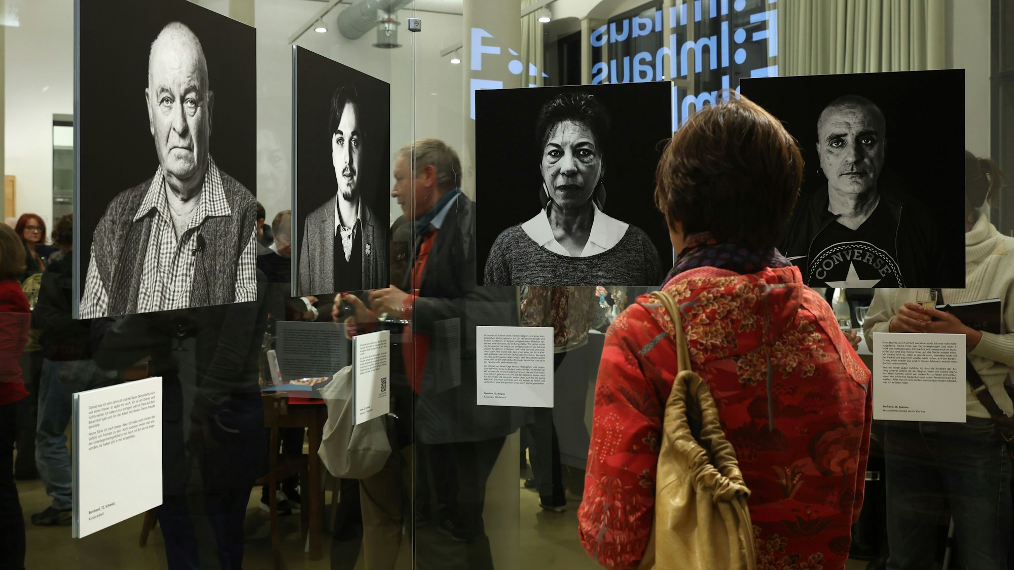 Porträts von Betroffenen sexualisierter Gewalt bei der Ausstellung „Shame – European Stories“.