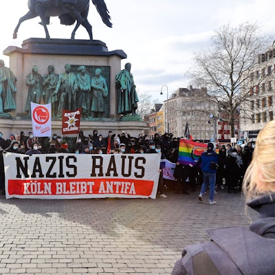 Der antifaschistische Gegenprotest vor dem Reiterdenkmal am Heumarkt.