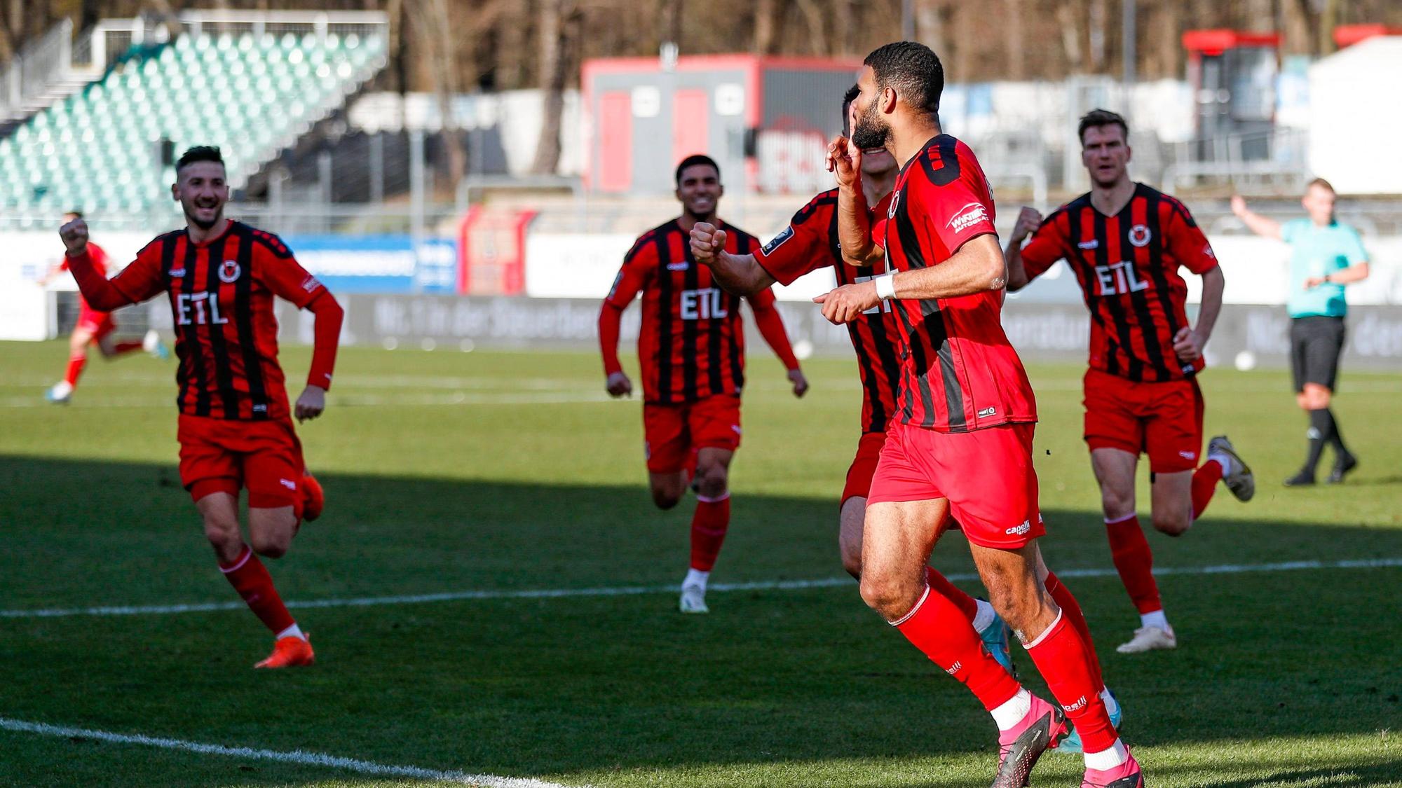 3. Liga, Viktoria Koeln - FSV Zwickau, 26. Spieltag, 11.03.2023, Sportpark Hoehenberg, Koeln Jamil SIEBERT Viktoria Koeln, 20 jubelt mit seinen Teamkollegen, 3. Liga, Viktoria Koeln - FSV Zwickau, 26. Spieltag, am 11.03.2023, Sportpark Hoehenberg, Koeln DFL regulations prohibit any use of photographs as image sequences and/or quasi-video *** 3 Liga, Viktoria Koeln FSV Zwickau, 26 Spieltag, 11 03 2023, Sportpark Hoehenberg, Koeln Jamil SIEBERT Viktoria Koeln, 20 cheers with his teammates, 3 Liga, Viktoria Koeln FSV Zwickau, 26 Spieltag, on 11 03 2023, Sportpark Hoehenberg, Koeln DFL regulations prohibit any use of photographs as image sequences and or quasi video Copyright: xBEAUTIFULxSPORTS/Meuselx