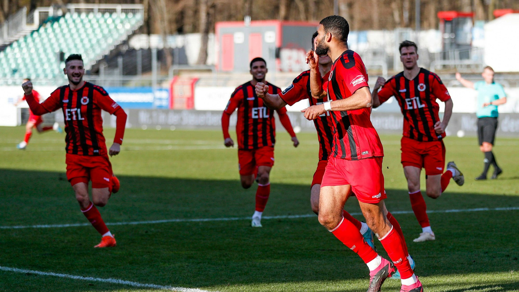 3. Liga, Viktoria Koeln - FSV Zwickau, 26. Spieltag, 11.03.2023, Sportpark Hoehenberg, Koeln Jamil SIEBERT Viktoria Koeln, 20 jubelt mit seinen Teamkollegen, 3. Liga, Viktoria Koeln - FSV Zwickau, 26. Spieltag, am 11.03.2023, Sportpark Hoehenberg, Koeln DFL regulations prohibit any use of photographs as image sequences and/or quasi-video *** 3 Liga, Viktoria Koeln FSV Zwickau, 26 Spieltag, 11 03 2023, Sportpark Hoehenberg, Koeln Jamil SIEBERT Viktoria Koeln, 20 cheers with his teammates, 3 Liga, Viktoria Koeln FSV Zwickau, 26 Spieltag, on 11 03 2023, Sportpark Hoehenberg, Koeln DFL regulations prohibit any use of photographs as image sequences and or quasi video Copyright: xBEAUTIFULxSPORTS/Meuselx