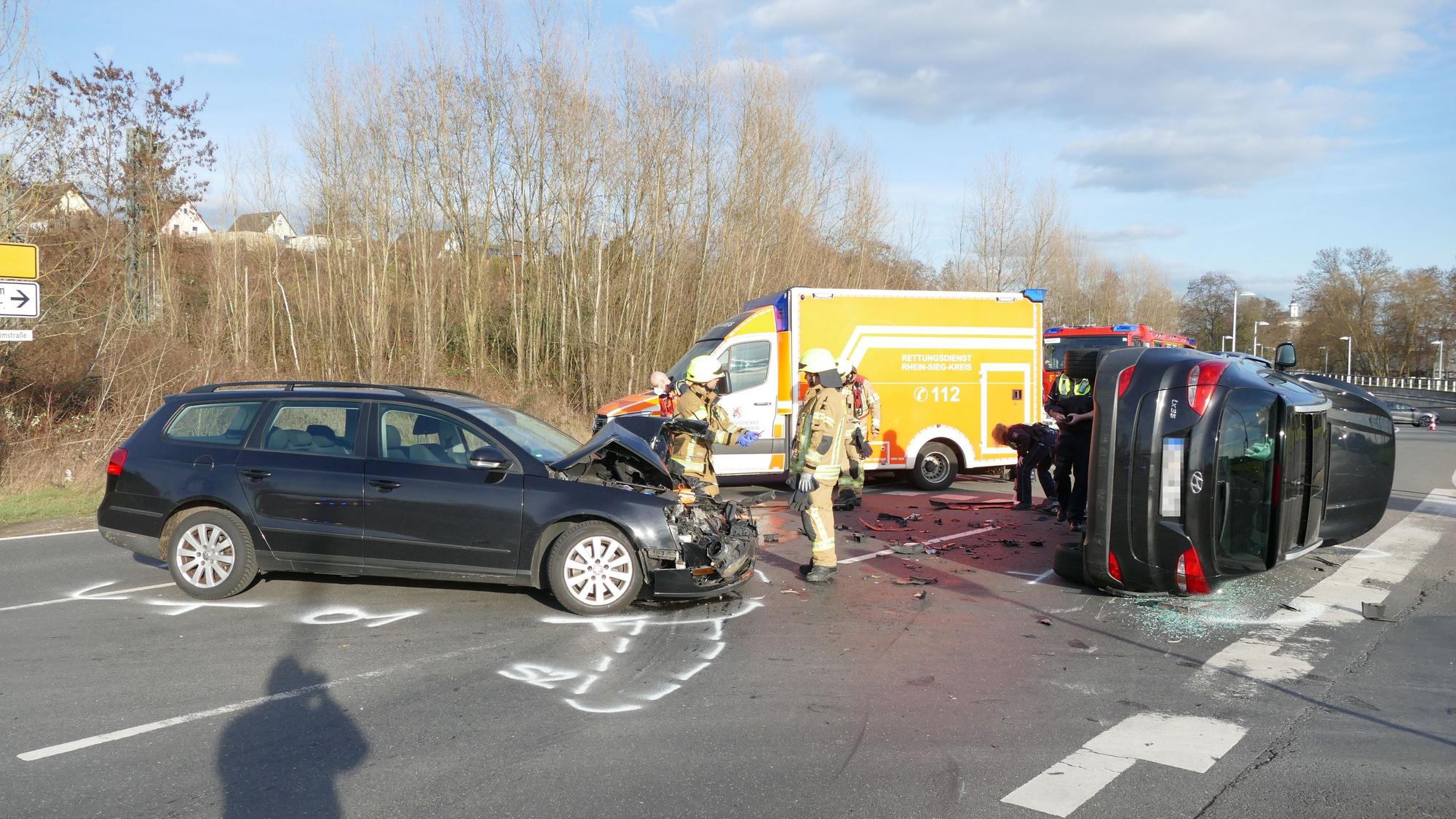 Unfall in Siegburg am 11. März 2022 an der Kreuzung Wilhelmstraße/Isaac-Bürger-Straße.
