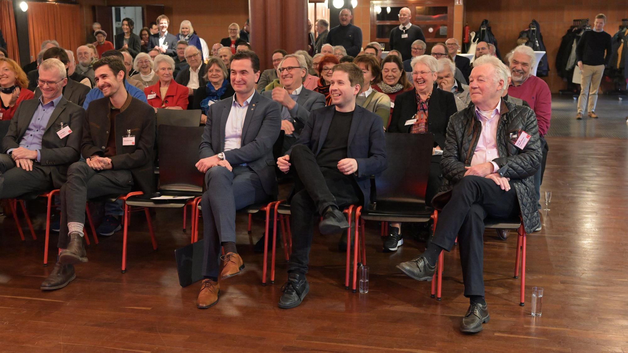 Frühjahrsempfang der SPD Rhein Berg mit Kevin Kühnert
v.l. Frank Stein, Marcel Kreutz, Kevin Kühnert, Dr. Thomas Wilk (RP Köln), Dr. Jürgen Wilhelm