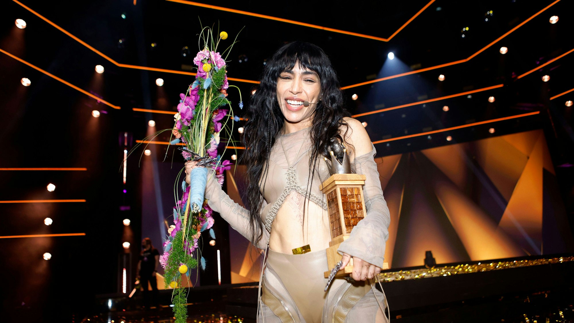 Loreen mit ihrer Trophäe und Blumen nach dem Finale.