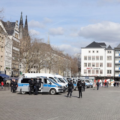 Auf dem Heumarkt stehen Polizeiautos.