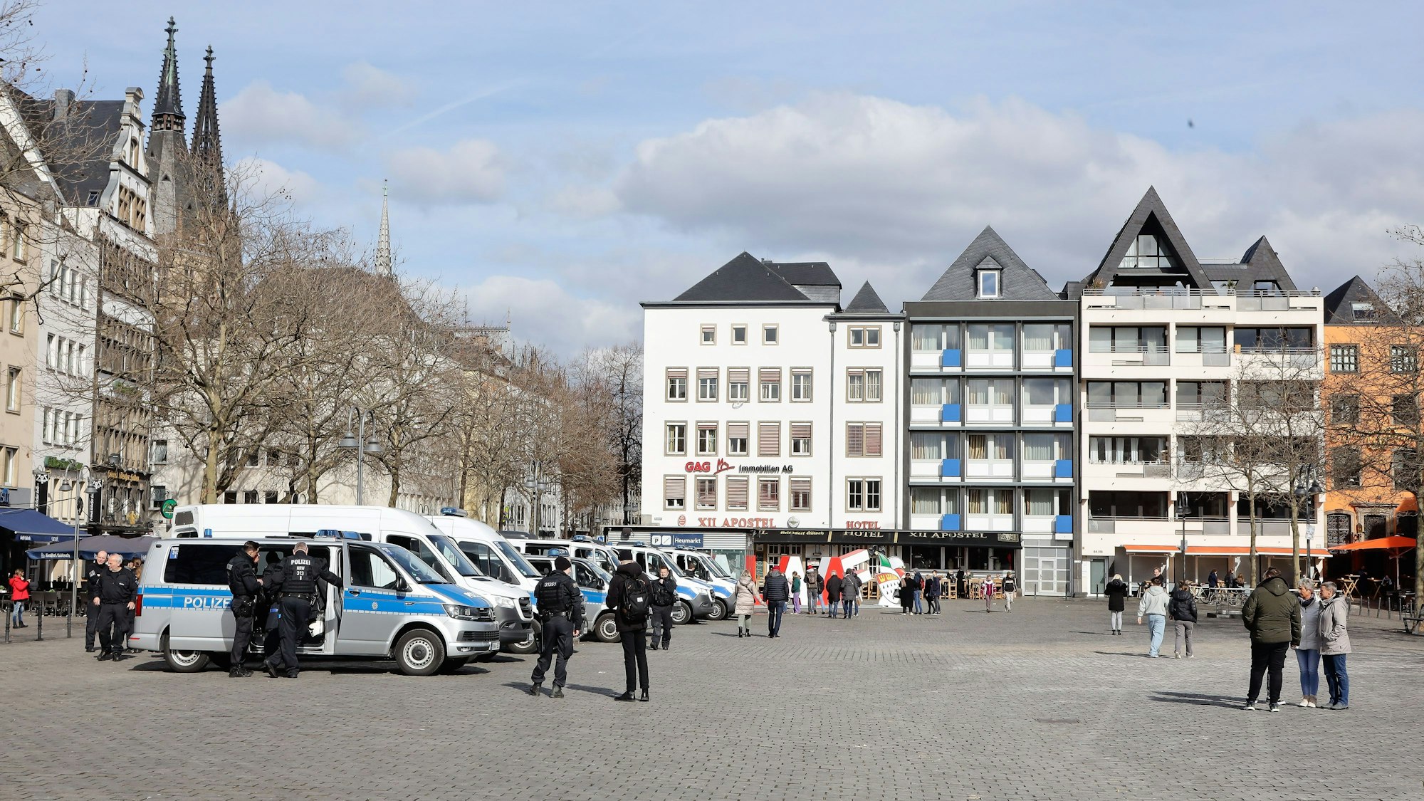 Ein großes Aufgebot der Polizei auf dem Heumarkt.