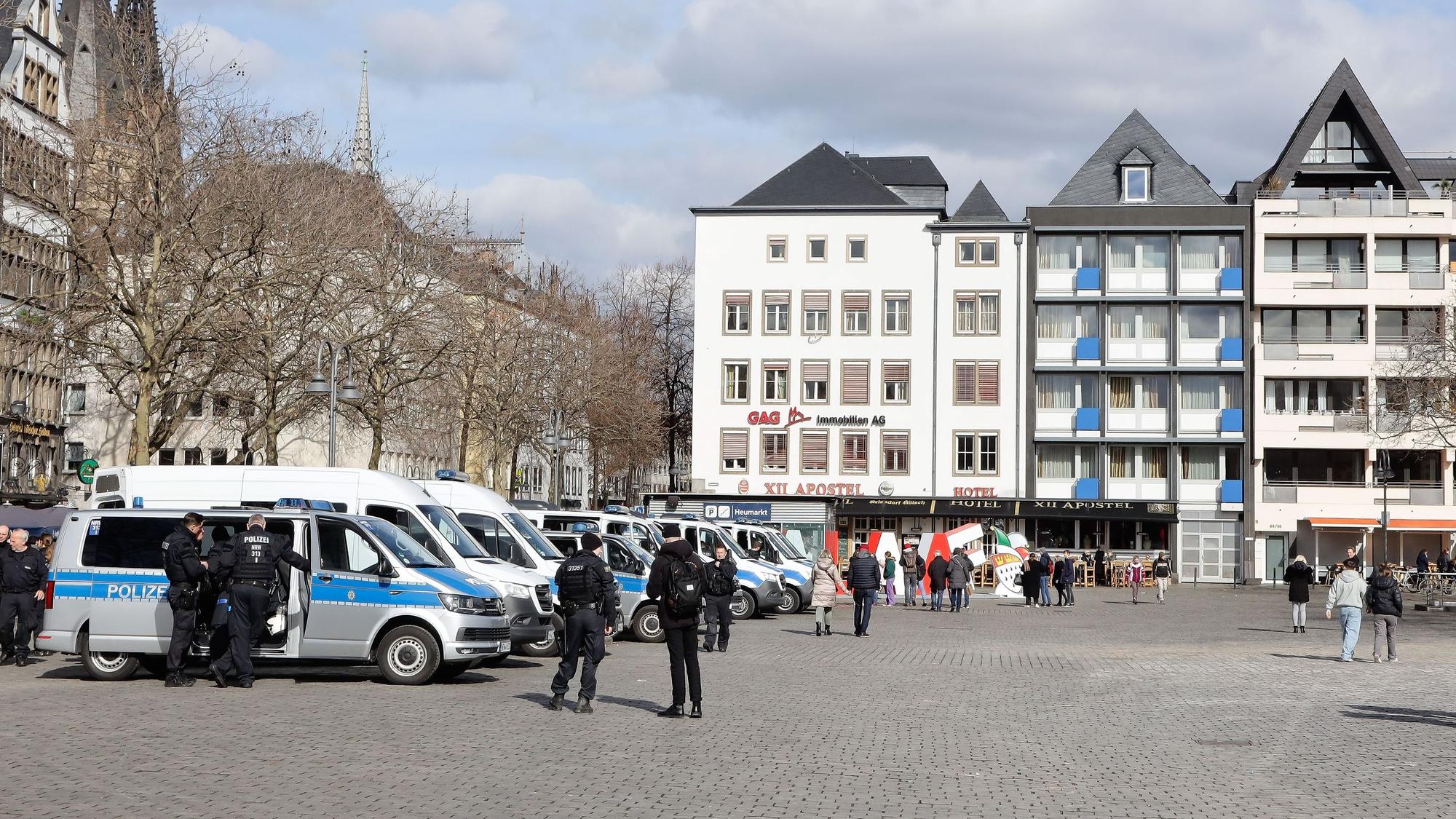 Auf dem Heumarkt stehen Polizeiautos.
