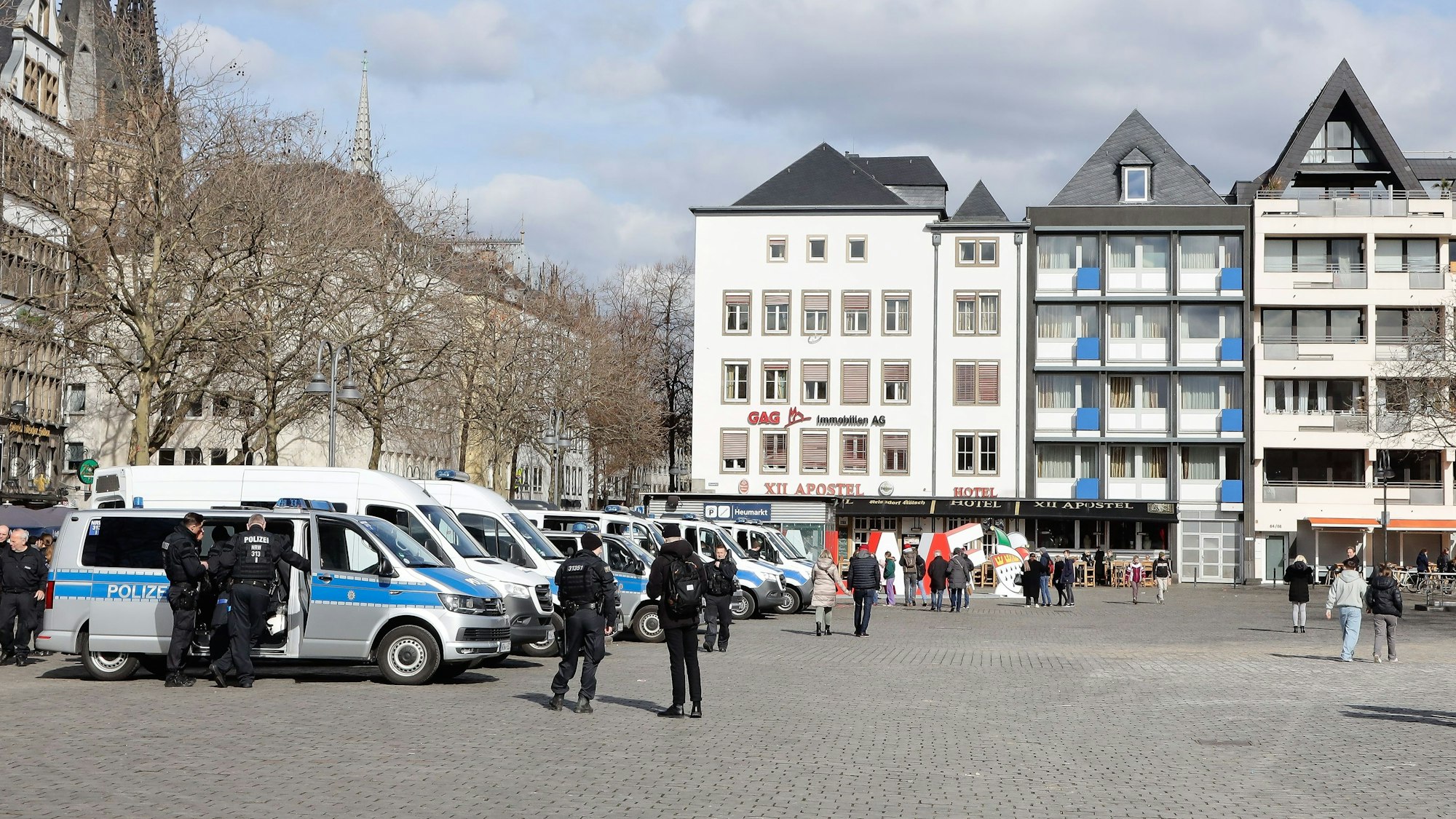 Auf dem Heumarkt stehen Polizeiautos.