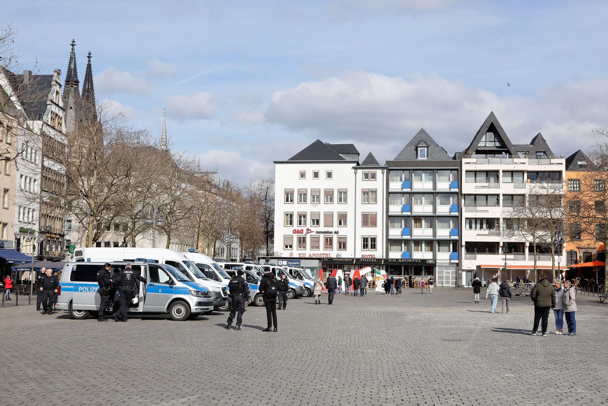 Einsatzfahrzeuge der Polizei auf dem Heumarkt.