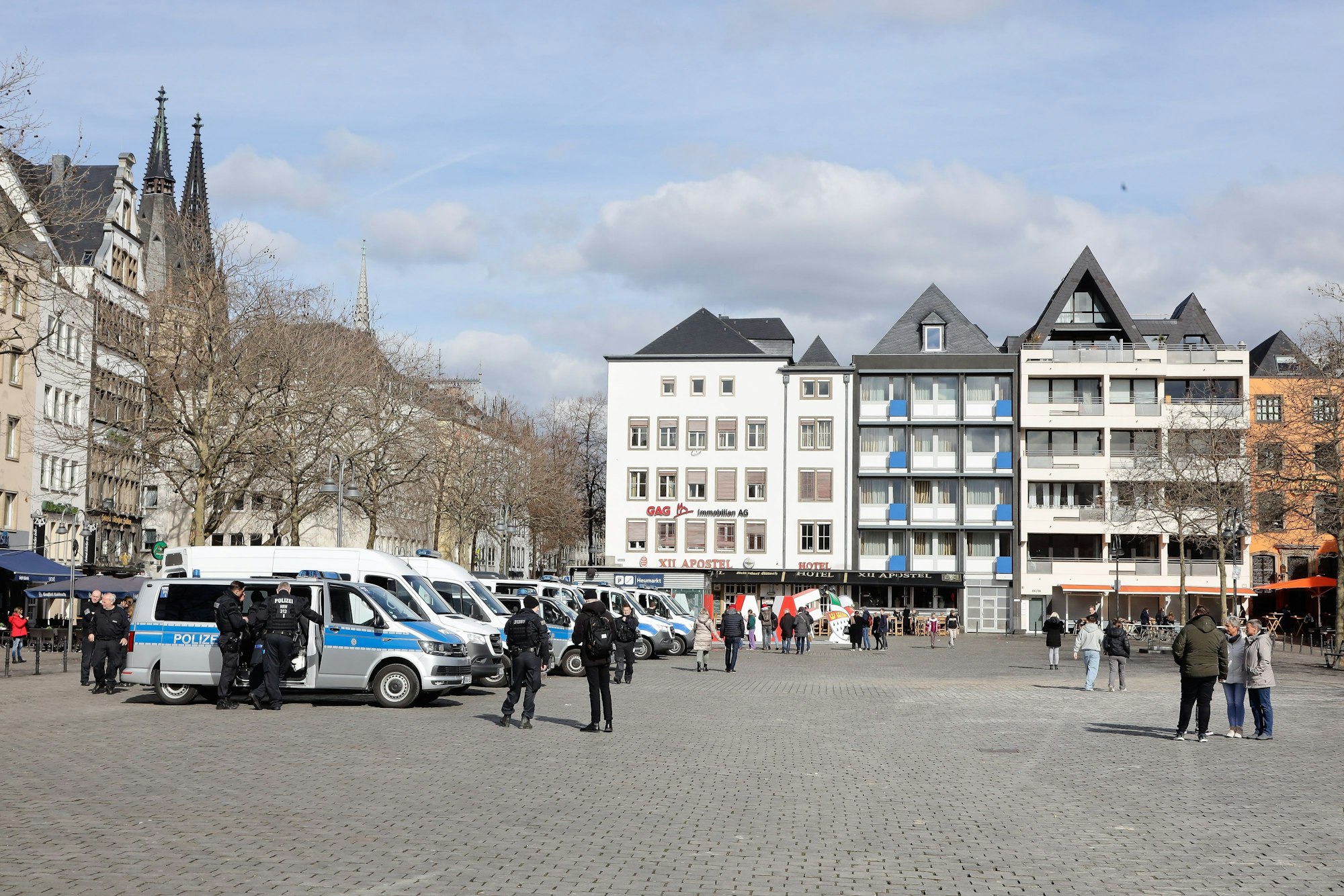 Einsatzfahrzeuge der Polizei auf dem Heumarkt.