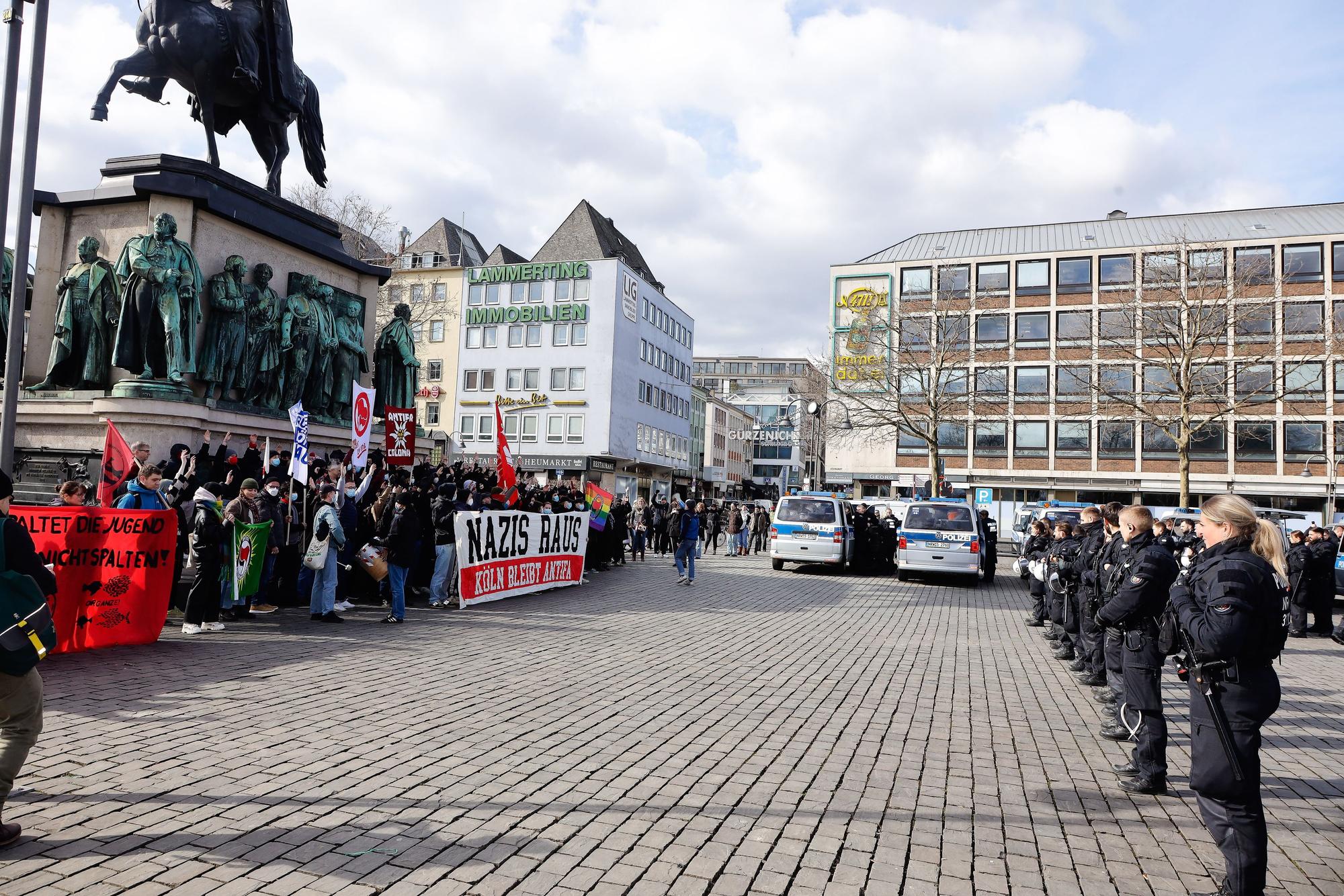 Polizei und Gegenprotest vor dem Reiterdenkmal am Heumarkt.