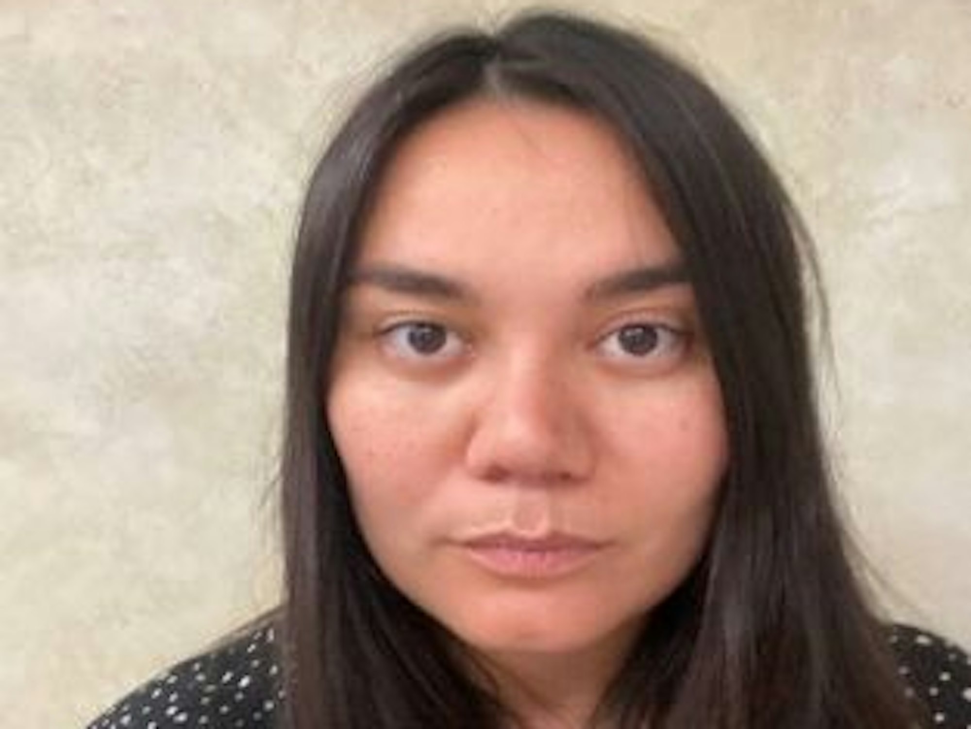 Irina Zemlianikina blickt in die Kamera. Sie hat lange braune Haare und braune Augen.