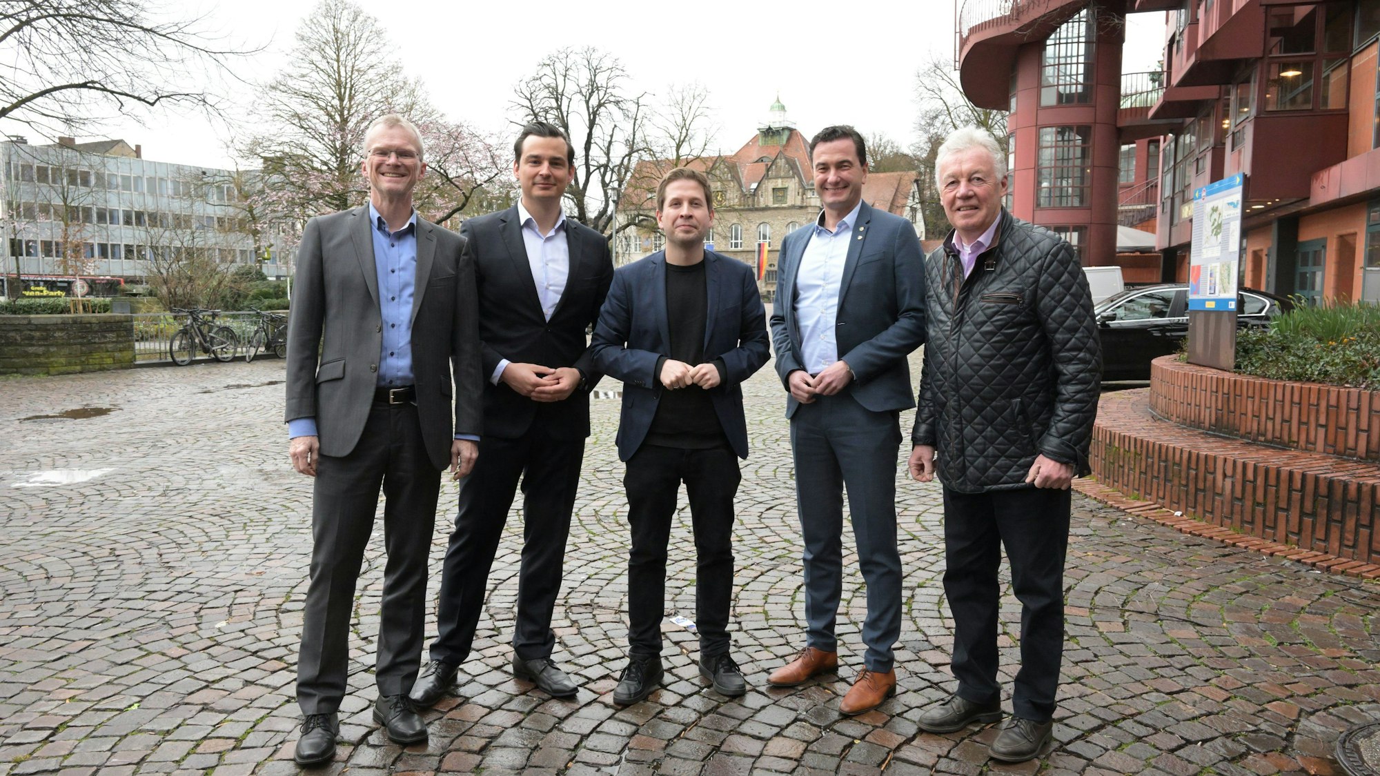 Frühjahrsempfang der SPD Rhein Berg mit Kevin Kühnert
v.l. Frank Stein, Marcel Kreutz, Kevin Kühnert, Dr. Thomas Wilk (RP Köln), Dr. Jürgen Wilhelm